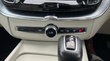 2017 Volvo 2.0 D4 Momentum Auto Euro 6 5-door (Black) - Image: 42