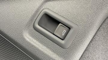 2025 Volkswagen 2.0 TSI R-Line DSG Euro 6 5-door (Black) - Image: 24