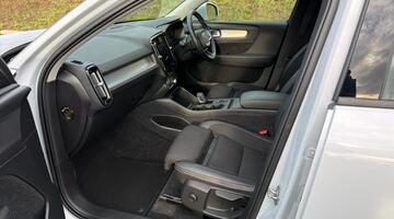 2020 Volvo 2.0 T4 Momentum Pro Auto Euro 6 5-door (Silver) - Image: 2