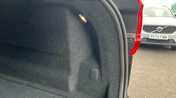 2025 Volvo 2.0 B5 MHEV Plus Auto Euro 6 5-door (Black) - Image: 21