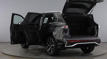 2024 Volkswagen 2.0 TDI R-Line DSG Euro 6 5-door (Grey) - Image: 11