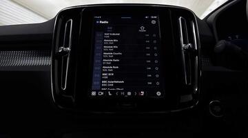 2025 Volvo 2.0 B4 MHEV Plus DCT Auto Euro 6 5-door (Black) - Image: 36