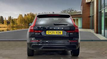 2025 Volvo 2.0 B5 MHEV Plus Auto Euro 6 5-door (Black) - Image: 4