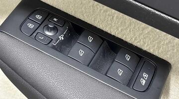 2025 Volvo 2.0 B4 MHEV Ultra Bright DCT Auto Euro 6 5-door (Black) - Image: 25