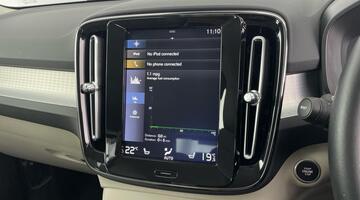 2020 Volvo 2.0 T4 Momentum Pro Auto Euro 6 5-door (Black) - Image: 30