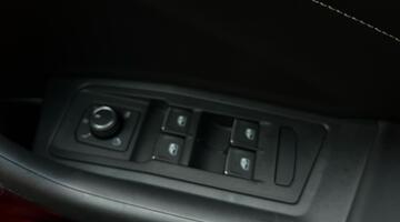 2025 Volkswagen TSI R-Line DSG 2WD Euro 6 2-door (Black) - Image: 28