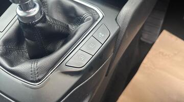 2020 Ford EcoBlue Zetec Euro 6 5-door (Red) - Image: 19