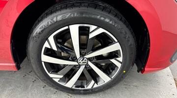 2022 Volkswagen 1.0 TSI Life DSG Euro 6 5-door (Red) - Image: 5