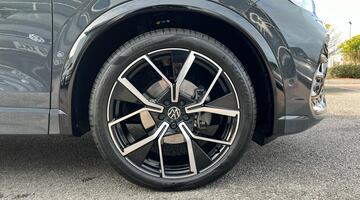 2025 Volkswagen ETSI MHEV R-Line DSG Euro 6 5-door (Grey) - Image: 5