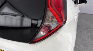 2020 Toyota 1.0 VVT-i x-trend Funroof x-shift Euro 6 5-door (White) - Image: 32