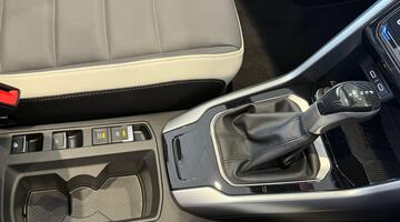 2025 Volkswagen TSI Style DSG Euro 6 5-door (Red) - Image: 19