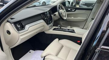 2025 Volvo 2.0 B5 MHEV Plus Auto Euro 6 5-door (Black) - Image: 2