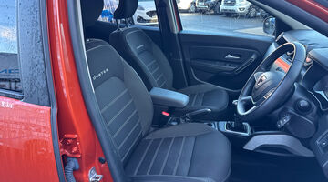 2022 Dacia TCe Prestige Euro 6 5-door (Orange) - Image: 22