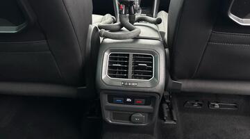 2017 Volkswagen 2.0 TDI BlueMotion Tech R-Line DSG 4Motion Euro 6 5-door (Black) - Image: 10