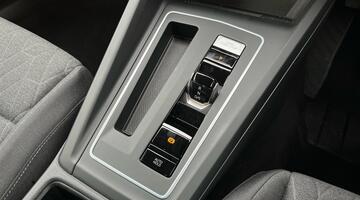 2025 Volkswagen ETSI MHEV Match DSG Euro 6 5-door (Red) - Image: 23