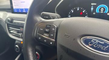 2020 Ford EcoBlue Zetec Euro 6 5-door (Red) - Image: 25