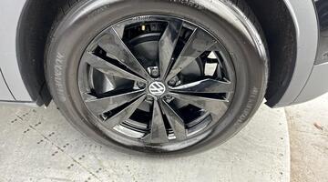 2025 Volkswagen Pro 77kWh Black Edition Auto 5-door (Black) - Image: 32