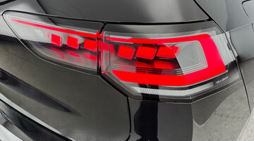 2025 Volkswagen 2.0 TSI R DSG 4Motion Euro 6 5-door (Black) - Image: 31