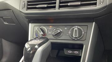 2022 Volkswagen 1.0 TSI Life DSG Euro 6 5-door (Unlisted) - Image: 25