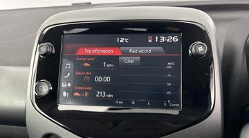 2020 Toyota 1.0 VVT-i x-trend Funroof x-shift Euro 6 5-door (White) - Image: 26