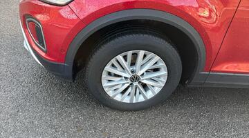 2022 Volkswagen 1.0 TSI Life Euro 6 5-door (Red) - Image: 22