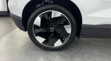 2025 Volvo Single Motor Extended Range 69kWh Plus Auto 5-door (White) - Image: 24