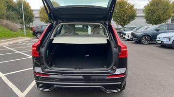 2025 Volvo 2.0 B5 MHEV Plus Auto Euro 6 5-door (Black) - Image: 14