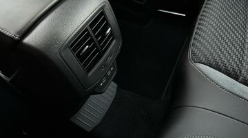 2025 Volkswagen TSI R-Line DSG 2WD Euro 6 2-door (Black) - Image: 23