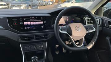 2025 Volkswagen 1.0 TSI Life Euro 6 5-door (Black) - Image: 42