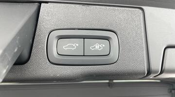 2024 Volvo 2.0 B5 MHEV Plus Auto Euro 6 5-door (Black) - Image: 17