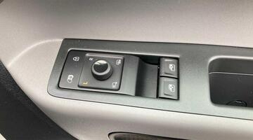 2025 Volkswagen Pro 79kWh Commerce Plus Auto 5-door (White) - Image: 27