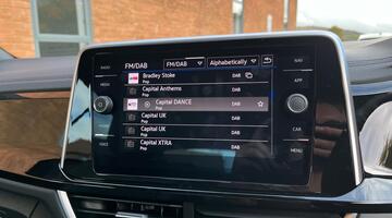 2025 Volkswagen TSI R-Line DSG 2WD Euro 6 2-door (Black) - Image: 40