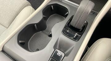 2020 Volvo 2.0 T4 Momentum Pro Auto Euro 6 5-door (Black) - Image: 18