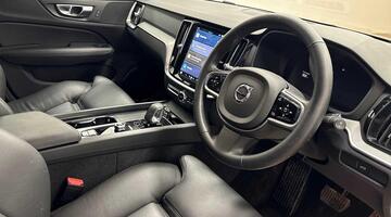 2025 Volvo 2.0 B4 MHEV Plus DCT Auto Euro 6 5-door (Black) - Image: 9