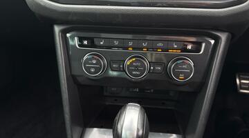 2017 Volkswagen 2.0 TDI BlueMotion Tech R-Line DSG 4Motion Euro 6 5-door (Black) - Image: 32