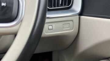 2017 Volvo 2.0 D4 Momentum Auto Euro 6 5-door (Black) - Image: 36