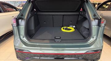 2026 Volkswagen R-Line 1.5 TSI eHybrid 204 PS 6-Speed DSG 5-door (Green) - Image: 9