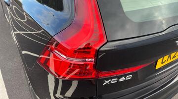 2025 Volvo 2.0 B5 MHEV Plus Auto Euro 6 5-door (Black) - Image: 25