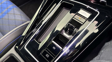 2025 Volkswagen 2.0 TSI R DSG 4Motion Euro 6 5-door (Black) - Image: 25