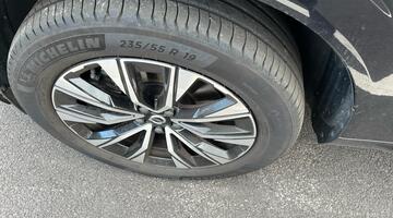 2025 Volvo 2.0 B5 MHEV Plus Auto Euro 6 5-door (Black) - Image: 32