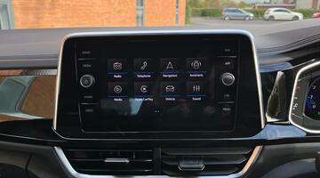 2025 Volkswagen TSI R-Line DSG 2WD Euro 6 2-door (Black) - Image: 7