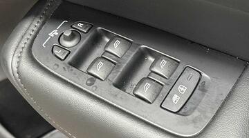 2025 Volvo 2.0 B5 MHEV Plus Auto Euro 6 5-door (White) - Image: 24