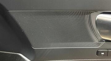 2025 Volvo 2.0 B4 MHEV Plus DCT Auto Euro 6 5-door (Black) - Image: 26