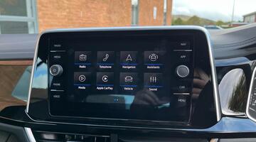 2025 Volkswagen TSI R-Line DSG 2WD Euro 6 2-door (Black) - Image: 33