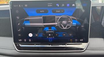 2025 Volkswagen ETSI MHEV Life DSG Euro 6 5-door (Red) - Image: 12