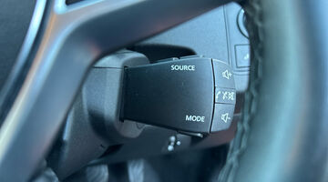 2022 Dacia TCe Prestige Euro 6 5-door (Orange) - Image: 12