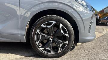 2025 CUPRA 2.0 TSI VZ1 DSG 4-doorive Euro 6 5dr (Grey) - Image: 5