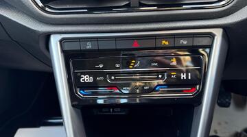 2022 Volkswagen 1.0 TSI Life Euro 6 5-door (Red) - Image: 33