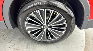 2025 Volkswagen ETSI MHEV Life DSG Euro 6 5-door (Red) - Image: 33