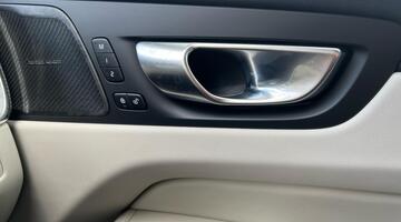 2025 Volvo 2.0 B5 MHEV Plus Auto Euro 6 5-door (Black) - Image: 42